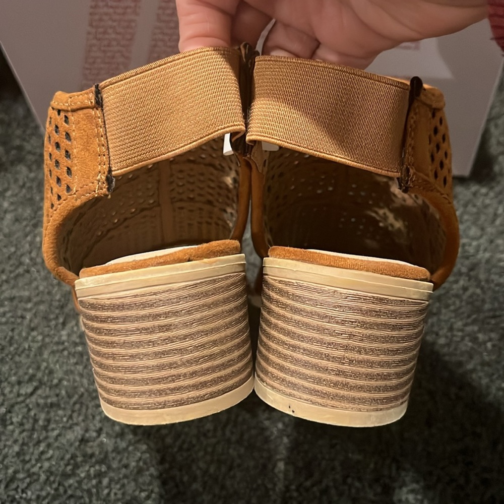American Eagle Outfitters Tan Perforated Peep-Toe Sandals - Picture 6 of 7